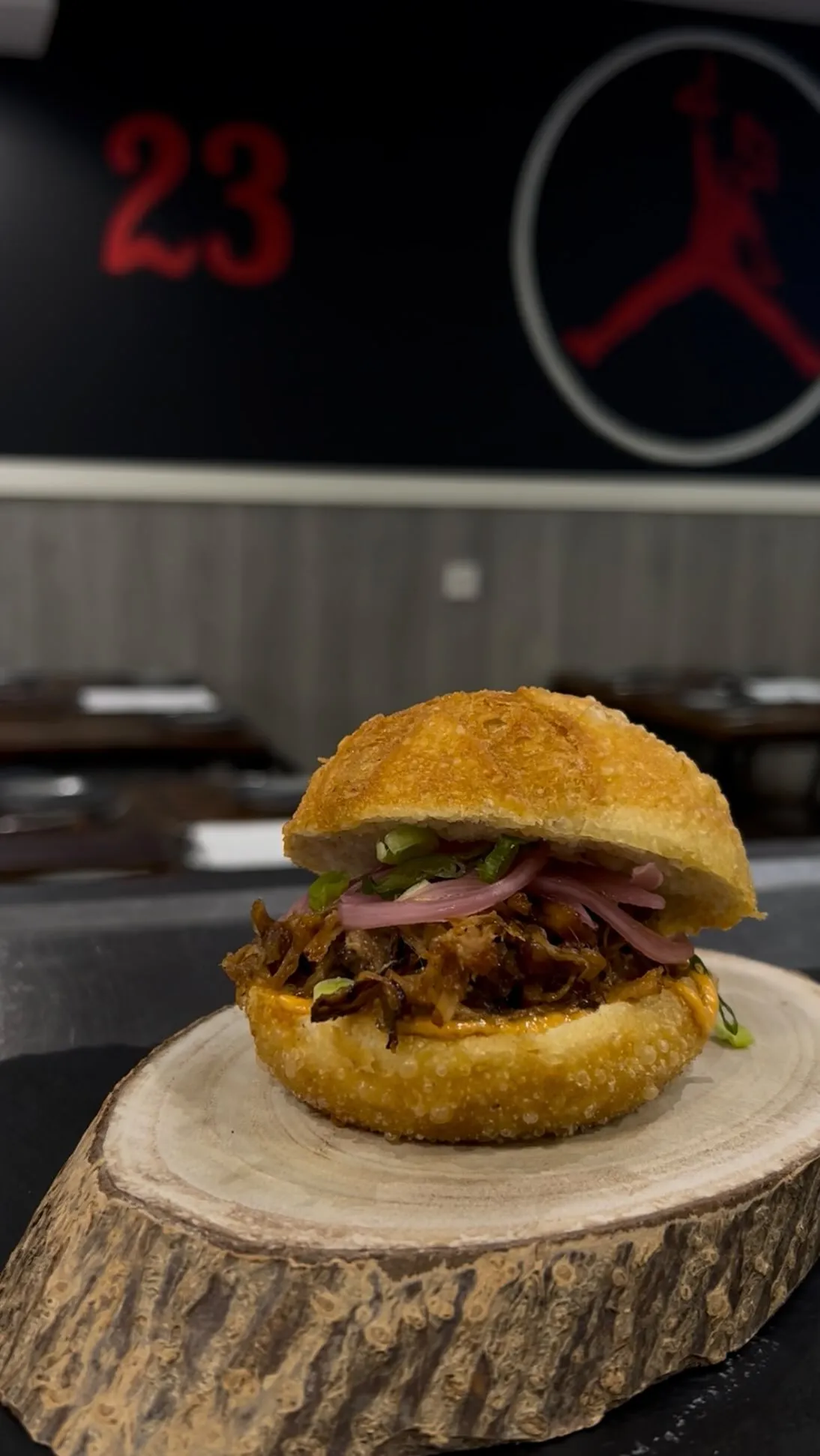 El 23 · burger de ternera con cheddar, bacon y huevo frito — 23 Gastrobar
