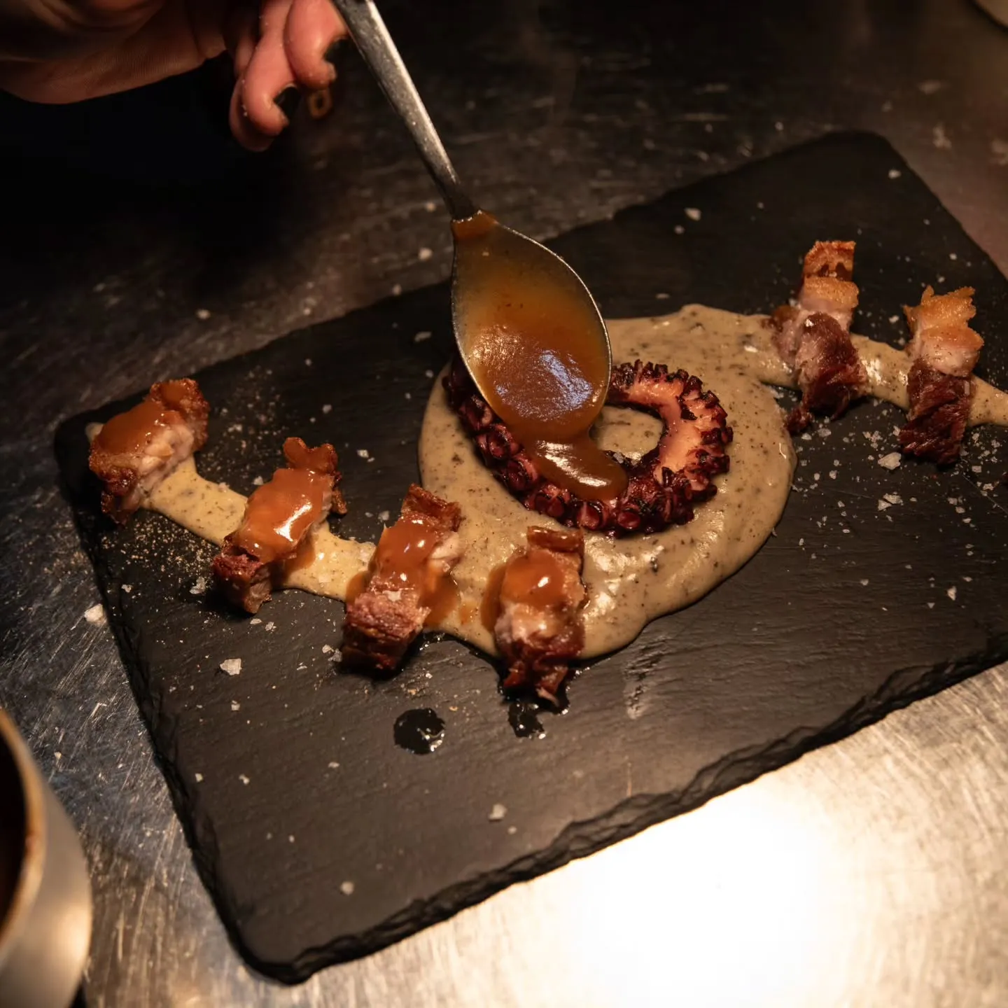 Mar y montaña, pulpo a la parrilla y panceta a baja temperatura, parmentier trufado — 23 Gastrobar