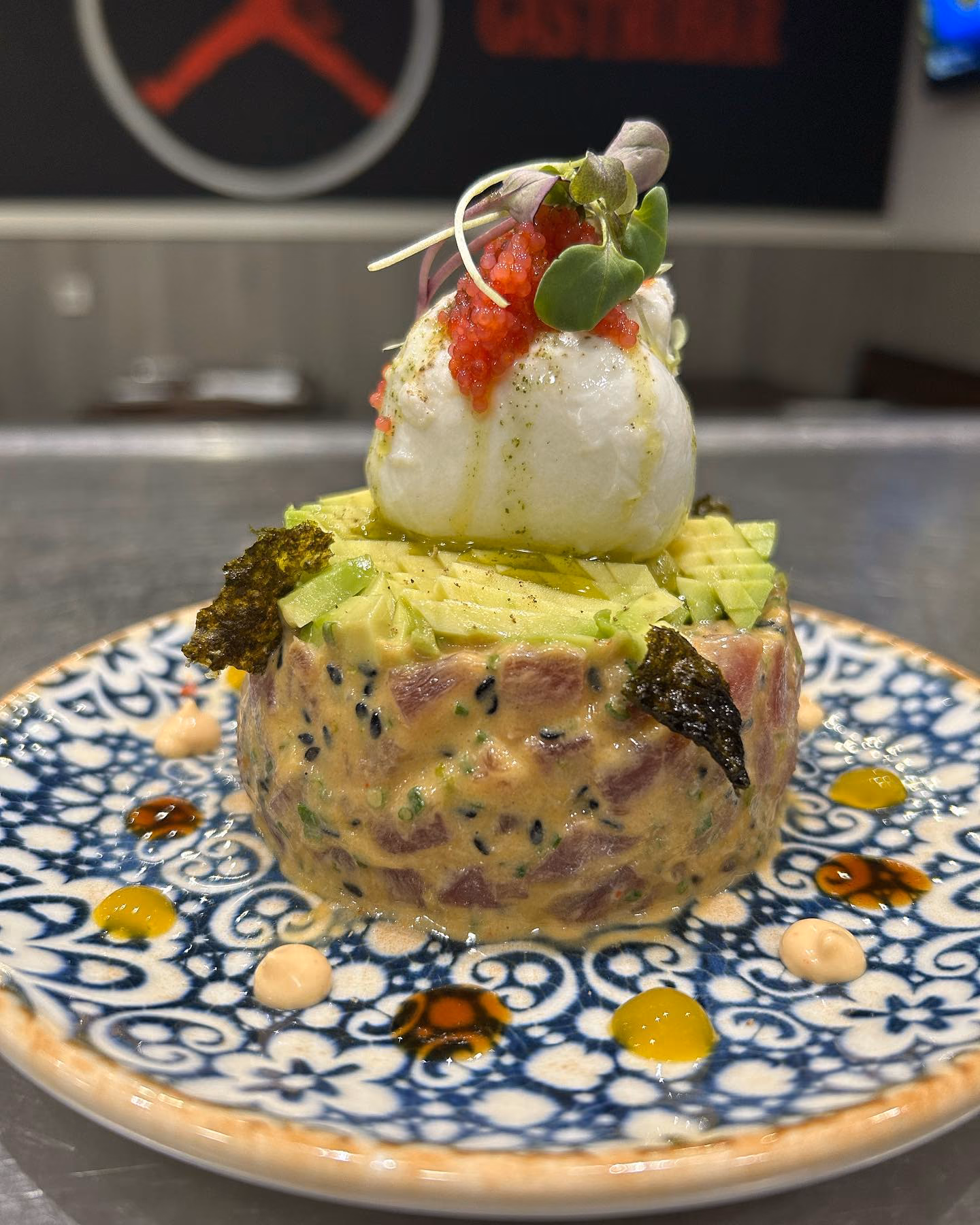 Tartar de atún rojo Aleta amarilla premium, mini burrata, ponzu, salsa 23 y puré mango — 23 Gastrobar