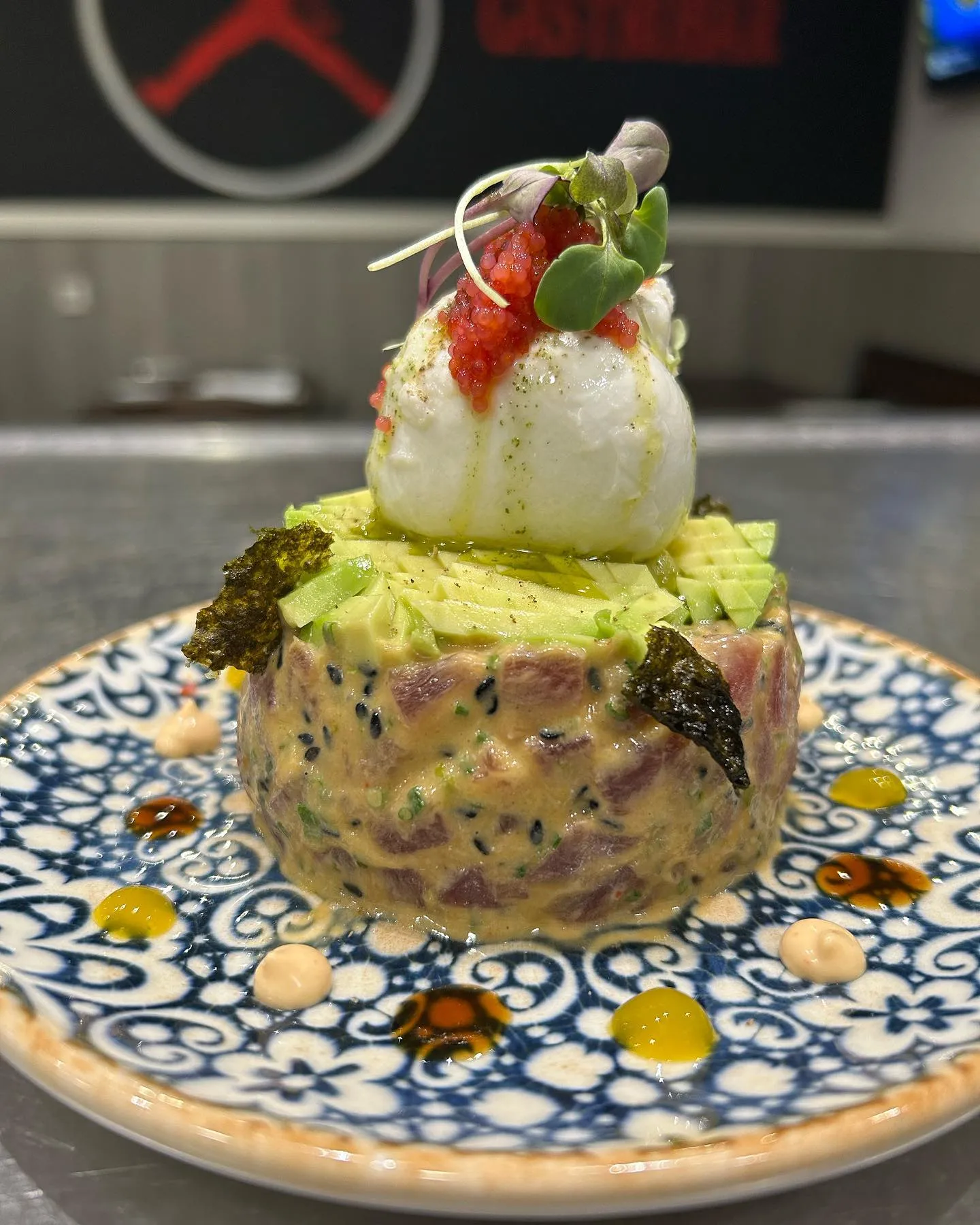 Tartar de atún rojo Aleta amarilla premium, mini burrata, ponzu, salsa 23 y puré mango — 23 Gastrobar